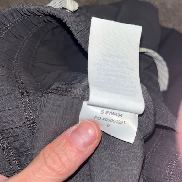 Vuori Boyfriend Cargo Jogger Pants in dark gray Size Small - Picture 3 of 4